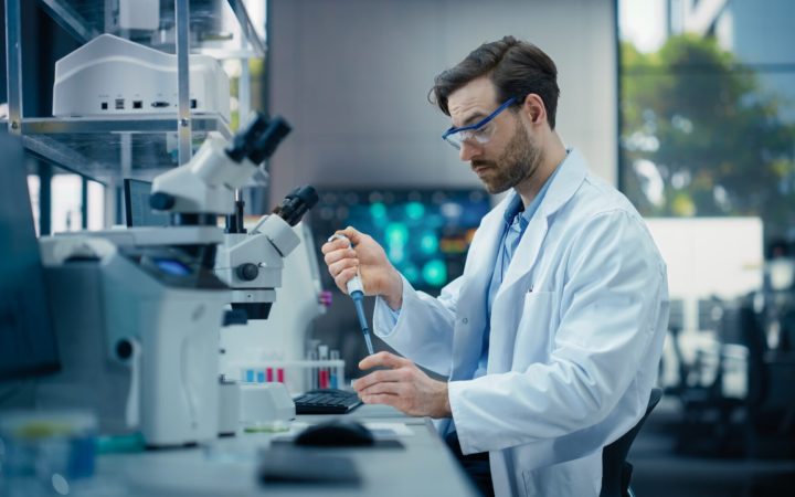 cercetător în laborator realizează o terapie genetică personalizată