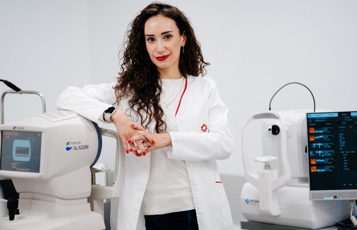 Dr. Irina Bârcă este medic primar oftalmolog în cadrul Rețelei de Sănătate Regina Maria/Foto: Regina Maria