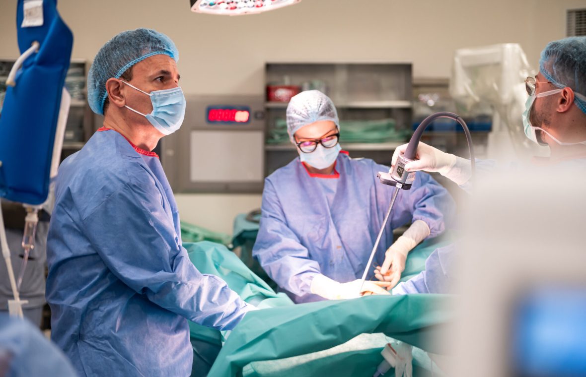Prof.dr. Alin Cumpănaș, medic primar urolog, în sala de operație, alături de echipa sa medicală SURSA FOTO: REGINA MARIA