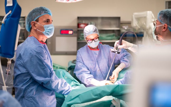 Prof.dr. Alin Cumpănaș, medic primar urolog, în sala de operație, alături de echipa sa medicală SURSA FOTO: REGINA MARIA
