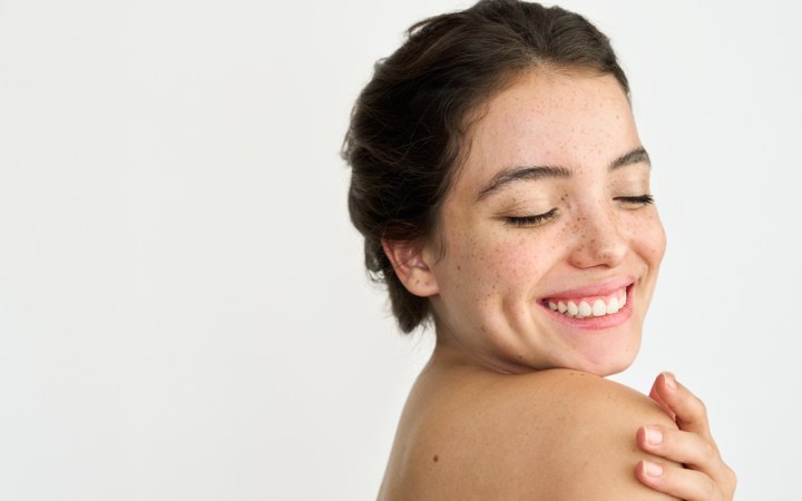 E important să îți faci un control dermatoscopic anual, pentru detectarea timpurie a oricăror modificări de la nivelul pielii.