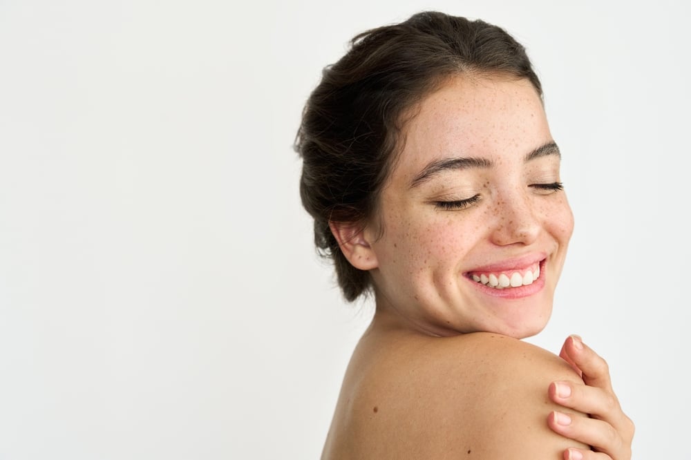 E important să îți faci un control dermatoscopic anual, pentru detectarea timpurie a oricăror modificări de la nivelul pielii.