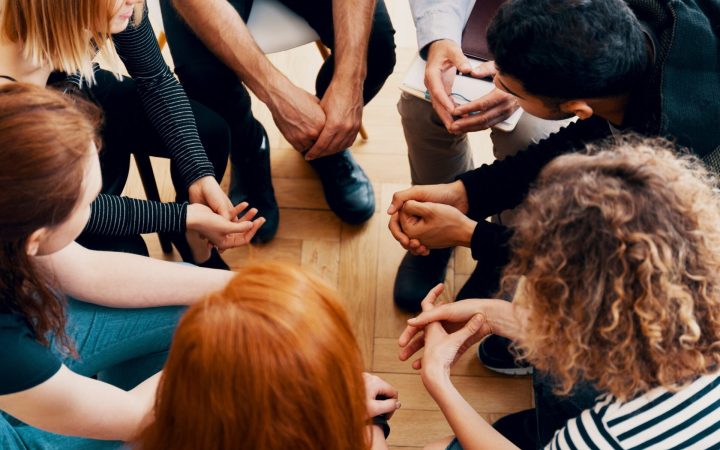 centre rezidențiale pentru dependențe unde persoanele cu adicții pot beneficia de terapii de grup