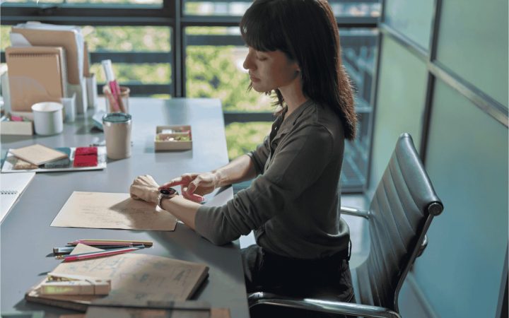 femeie folosind huawei watch 5