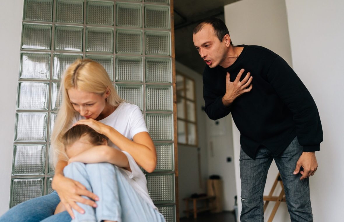 femeie abuzată de bărbat protejează copilul prin sacrificiu de sine