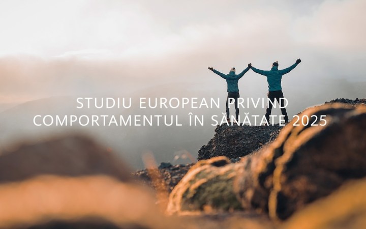 un bărbat și o femeie se iau de mână vârf de munte