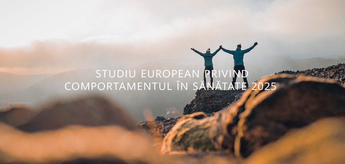 un bărbat și o femeie se iau de mână vârf de munte