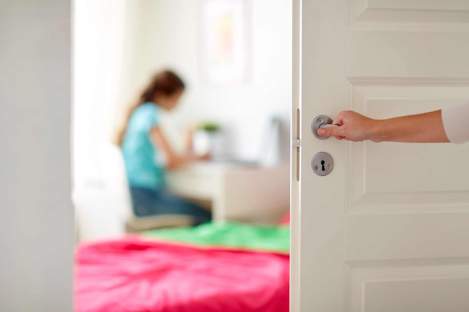 adolescentă care s-a închis în camera ei, iar mama îi deschide ușa