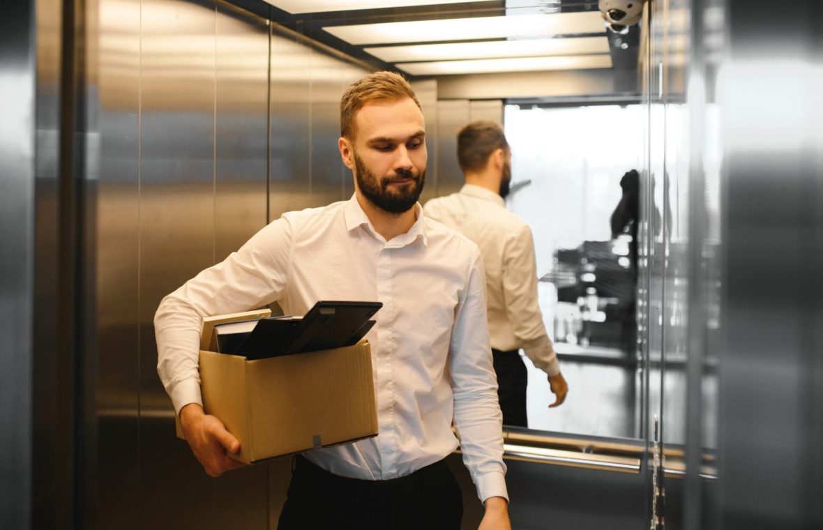 bărbat concediat pleacă de la job cu lucrurile într-o cutie, dar nu e trist pentru că are flexibilitate mentală