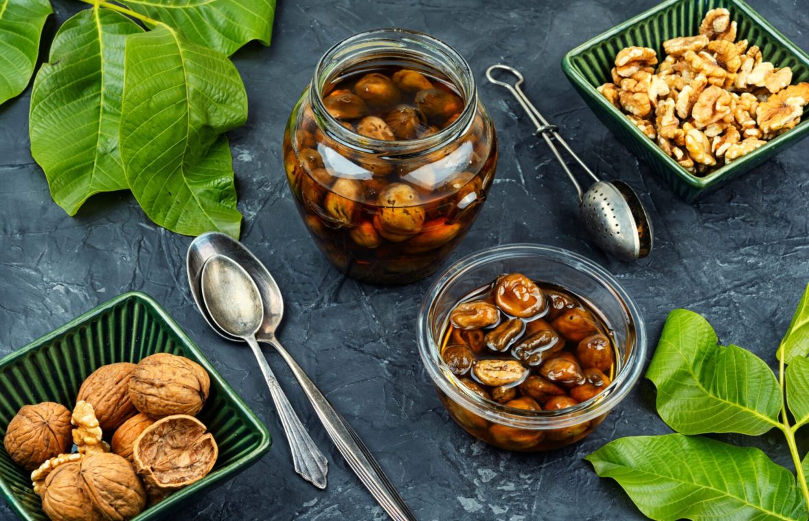dulceață de nuci verzi, alături de nuci sparte și miez de nucă matură