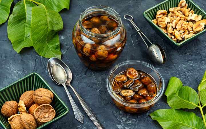dulceață de nuci verzi, alături de nuci sparte și miez de nucă matură