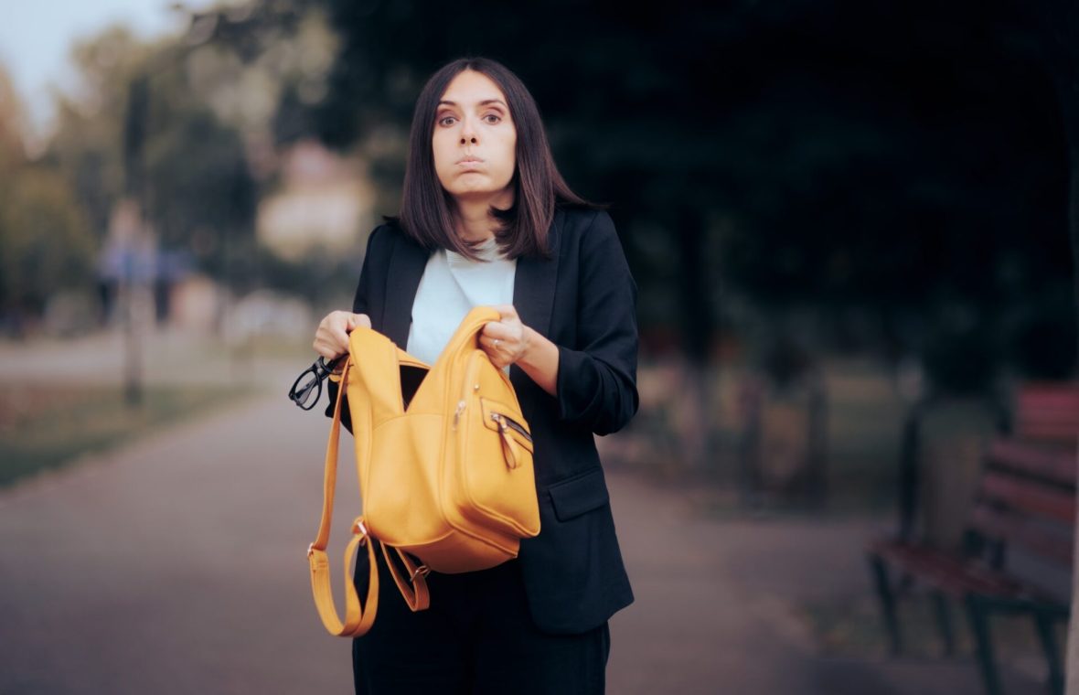 femeie caută în rucsac ceva și își dă seama că a uitat acasă