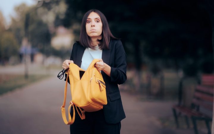 femeie caută în rucsac ceva și își dă seama că a uitat acasă
