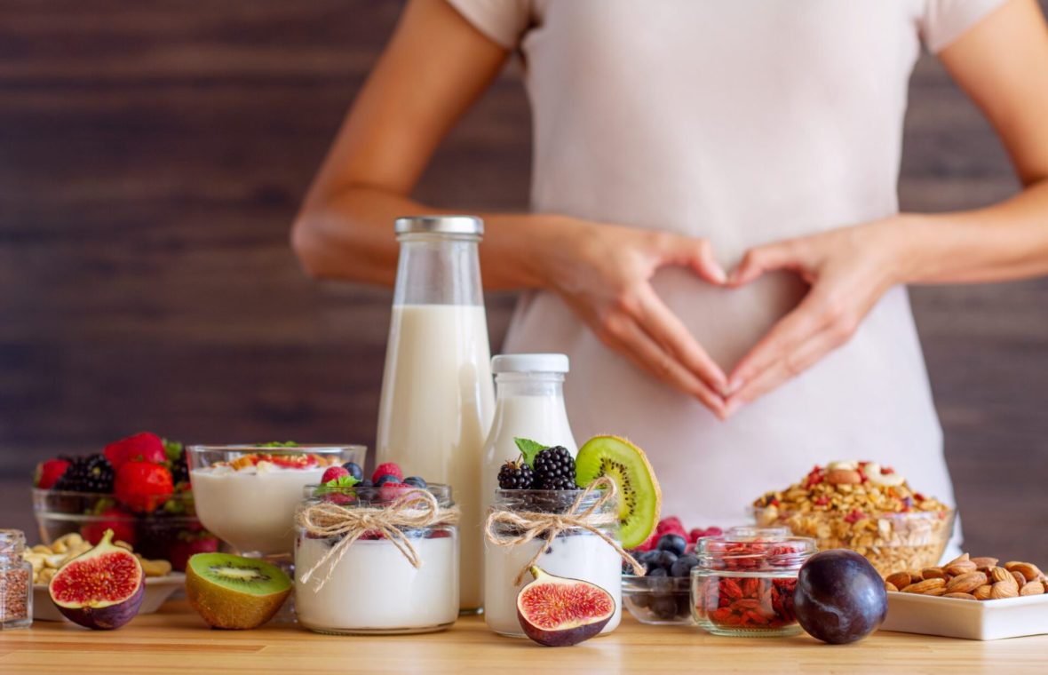 femeie care are o dietă bogată în fibre și prebiotice pentru sănătate digestivă