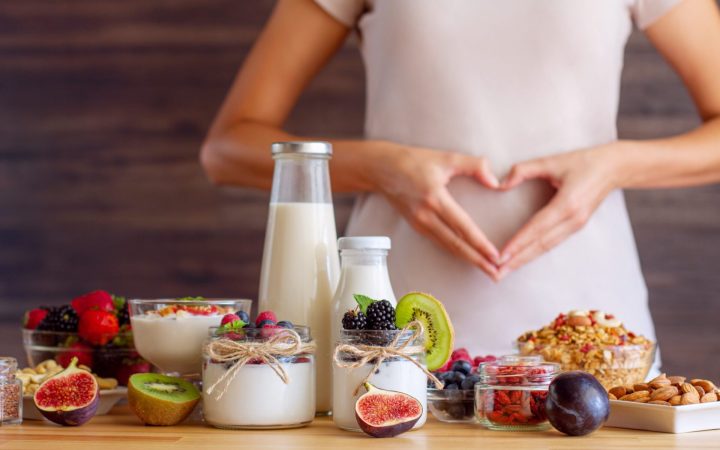 femeie care are o dietă bogată în fibre și prebiotice pentru sănătate digestivă