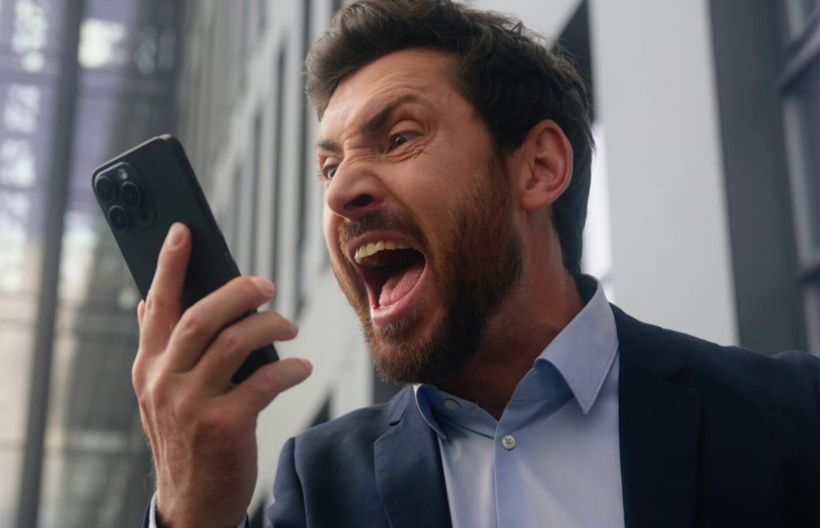 Bărbat furios care țipă la telefon