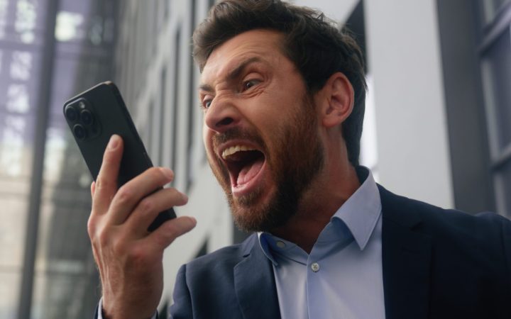 Bărbat furios care țipă la telefon