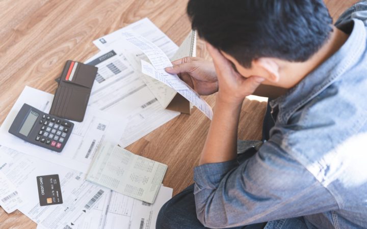 bărbat tânăr copleșit de stresul financiar și de neputință