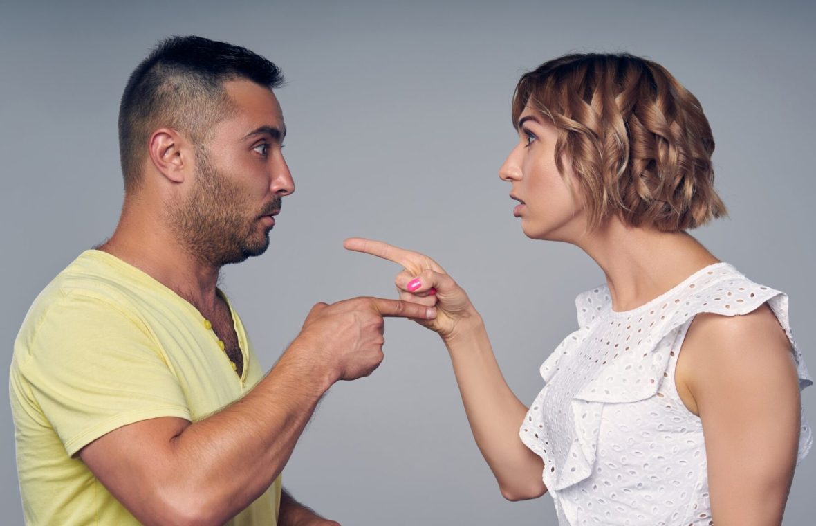 traumele din copilărie în relații se resimt atunci când partenerii se critică unul pe celălalt