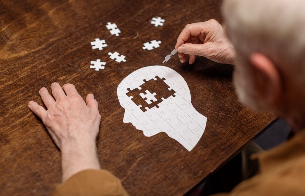 bărbat cu boala Alzheimer care face un puzzle-creier