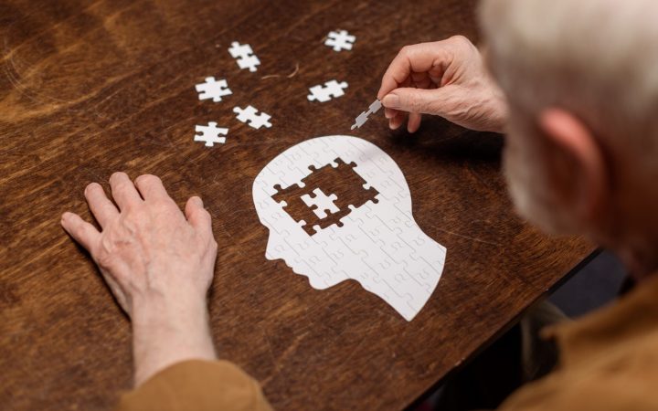 bărbat cu boala Alzheimer care face un puzzle-creier