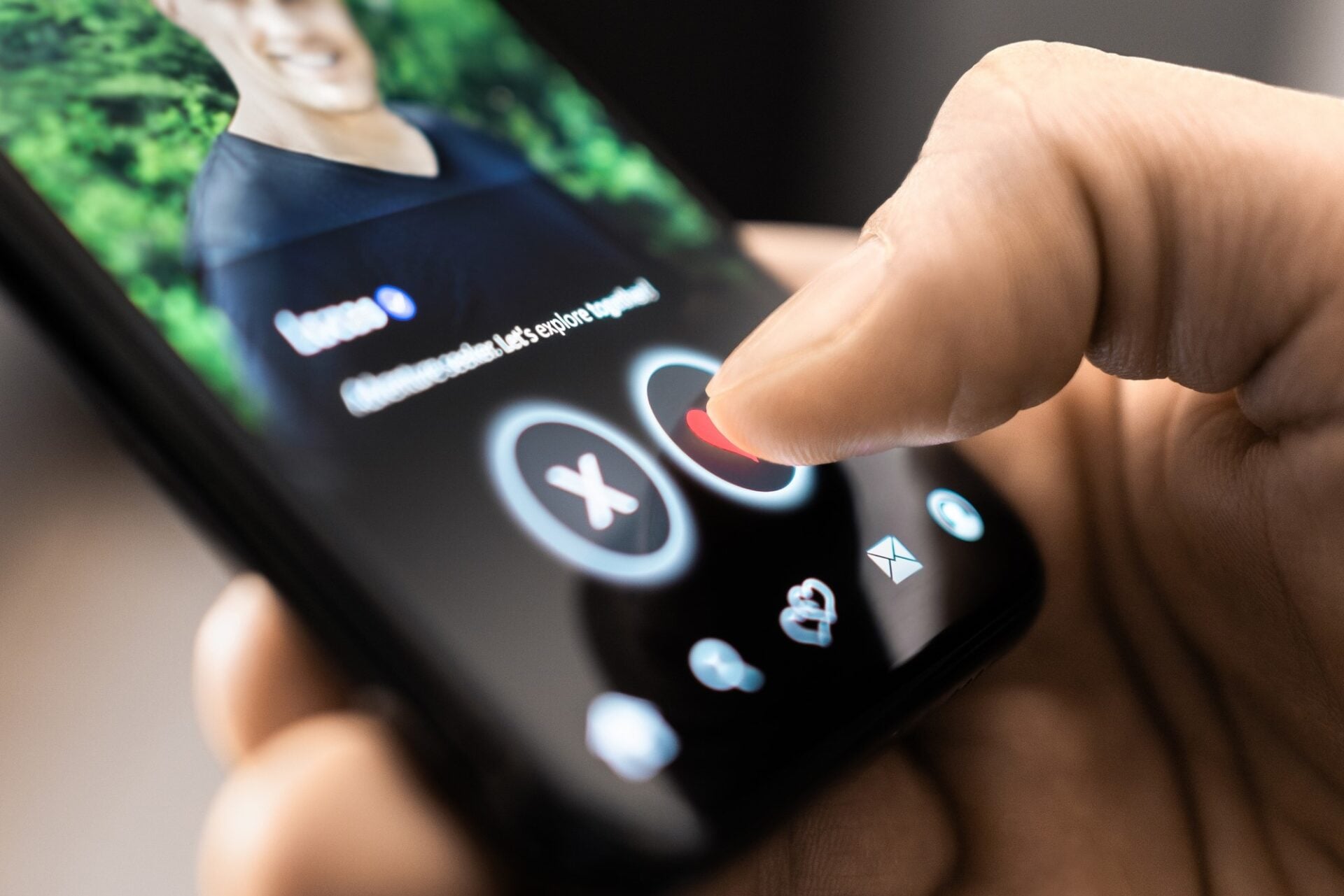 persoană careîși caută partenerul potrivit și apasă pe inimă într-o aplicație de dating