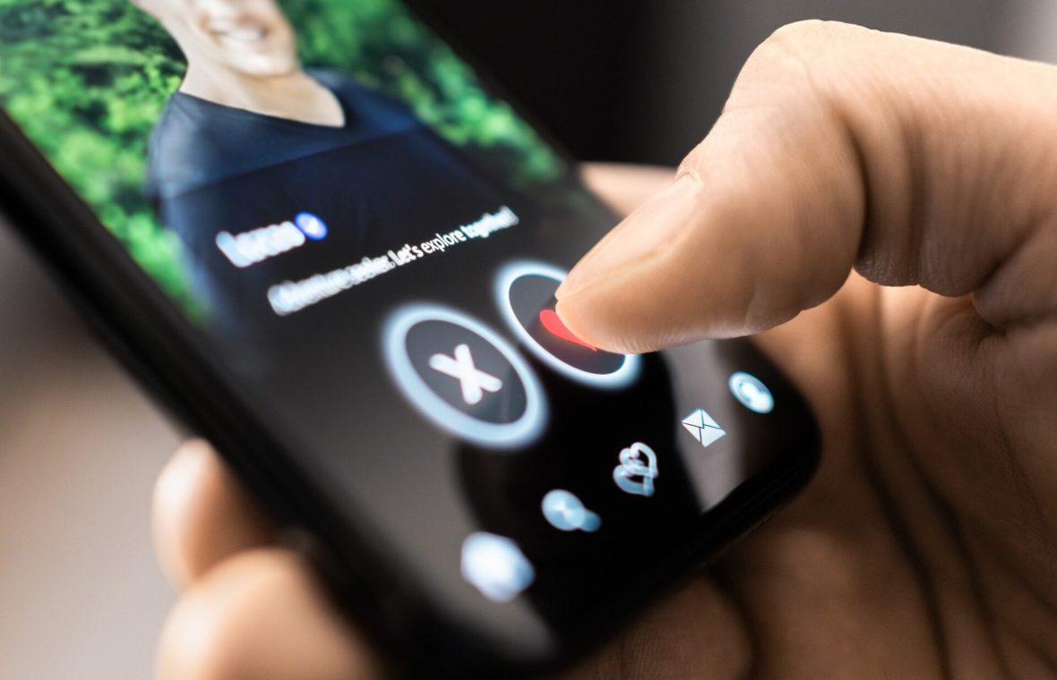persoană careîși caută partenerul potrivit și apasă pe inimă într-o aplicație de dating