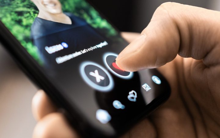 persoană careîși caută partenerul potrivit și apasă pe inimă într-o aplicație de dating