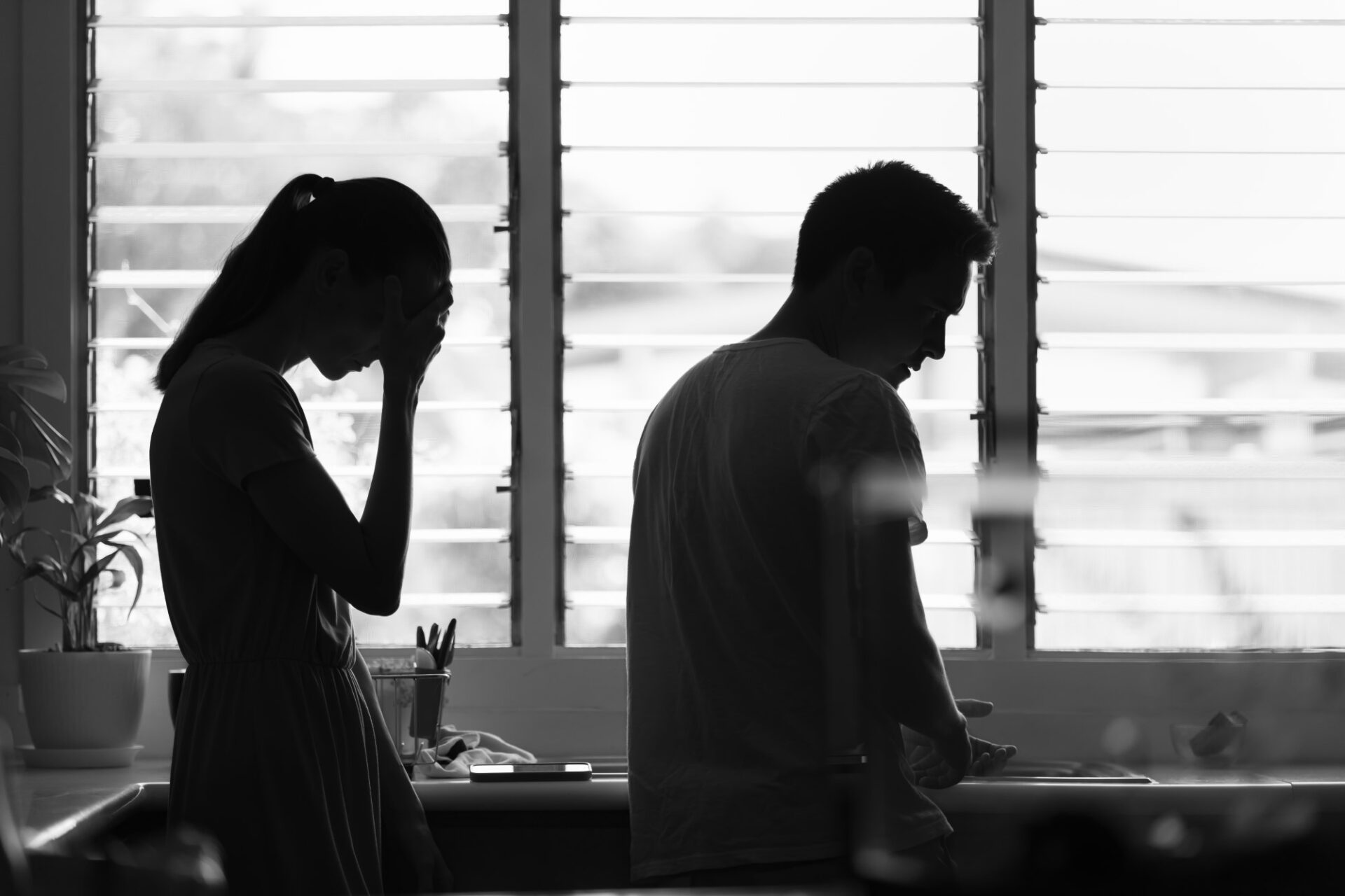 cuplu care se ceartă pentru că bărbatul folosește psihologia ca armă în cuplu