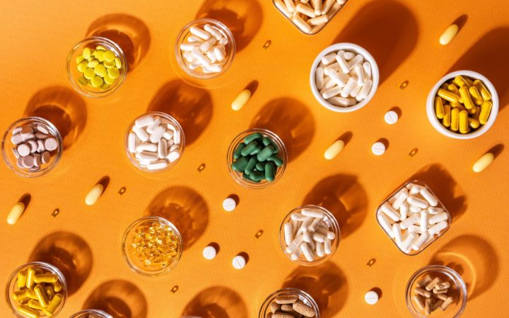 mostre de suplimente alimentare - antidepresive naturale - de toate culorile pe un fundal portocaliu