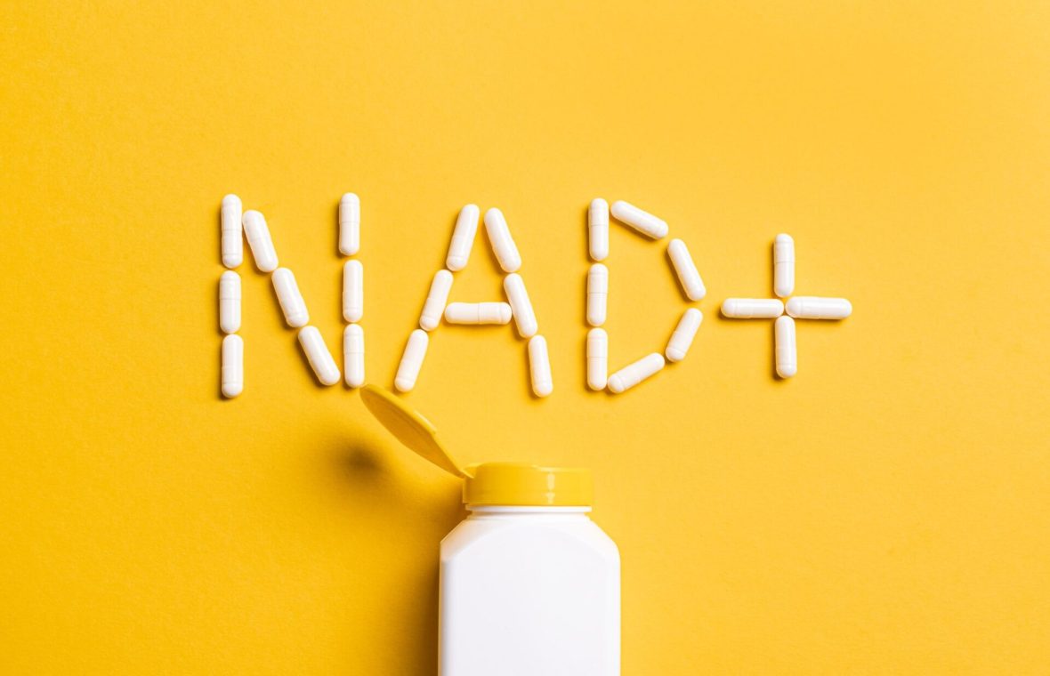 suplimente NAD care desenează acronimul NAD+ pe fundal galben