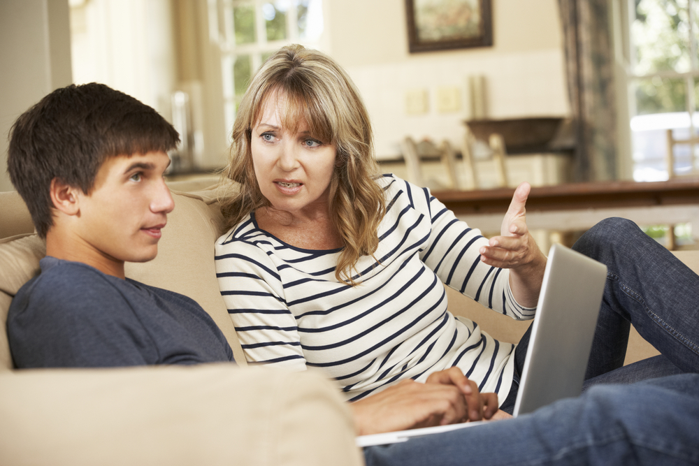 mama care încearcă să discute cu băiatul adolescent