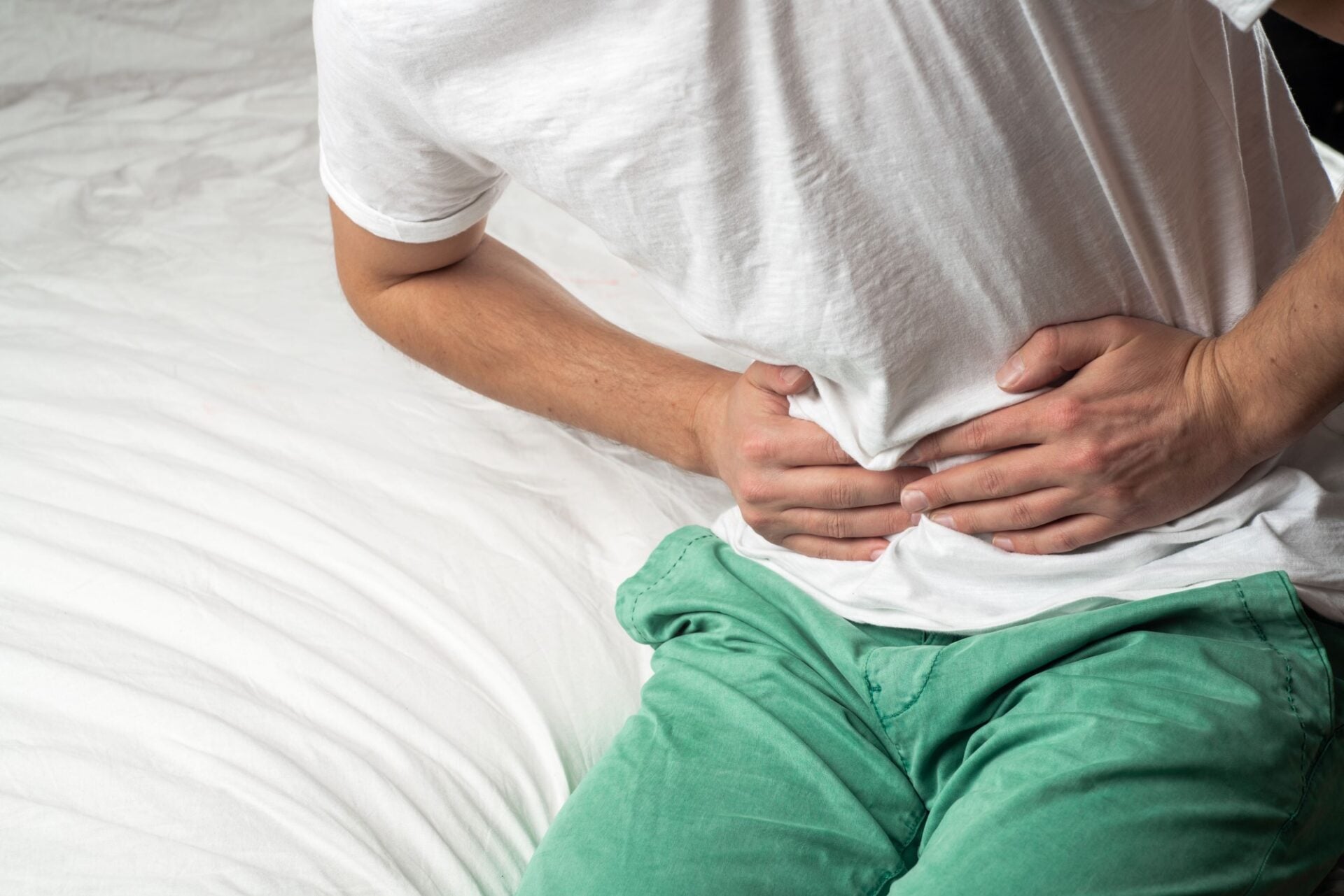 bărbat tânăr cu durere puternică de burtă