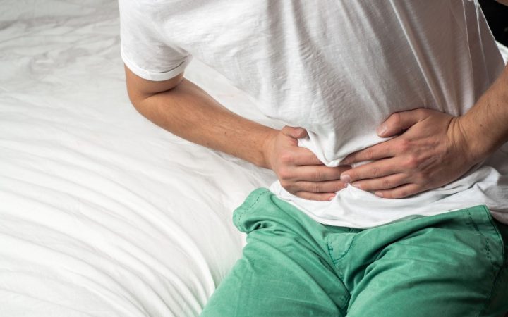 bărbat tânăr cu durere puternică de burtă