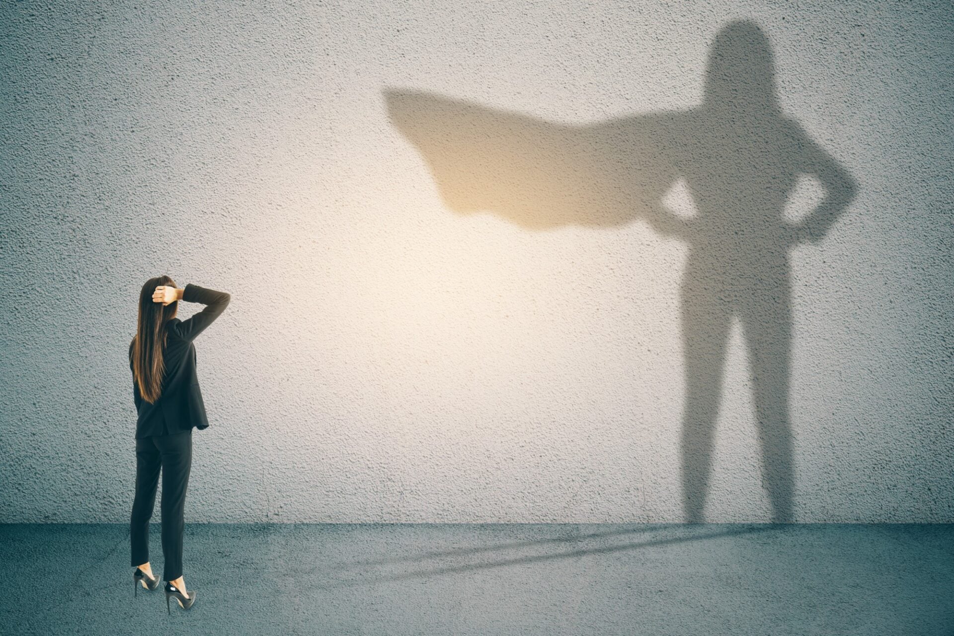 femeie de afaceri în dificultate, in umbră se vede cu mantie