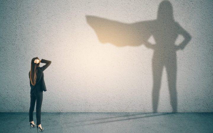 femeie de afaceri în dificultate, in umbră se vede cu mantie