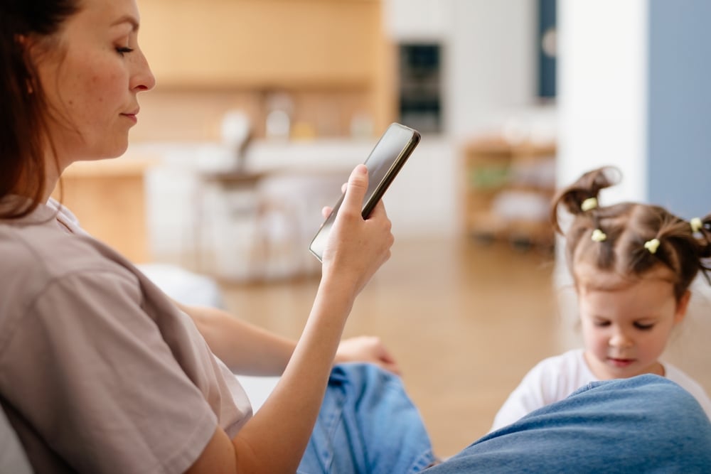 Mamă atentă la telefon, nu la fetița ei