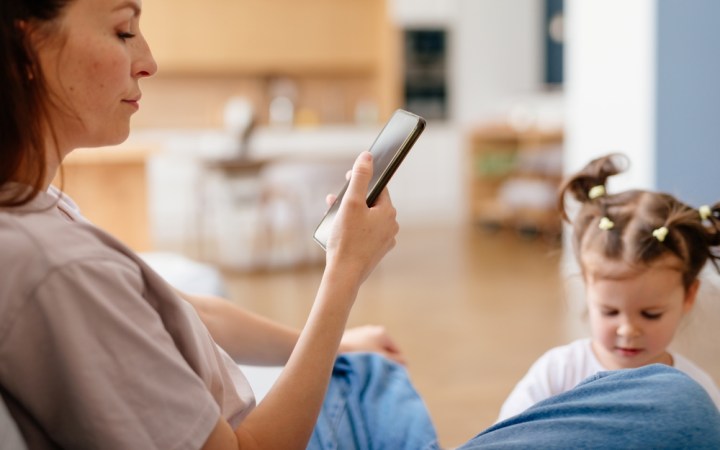 Mamă atentă la telefon, nu la fetița ei