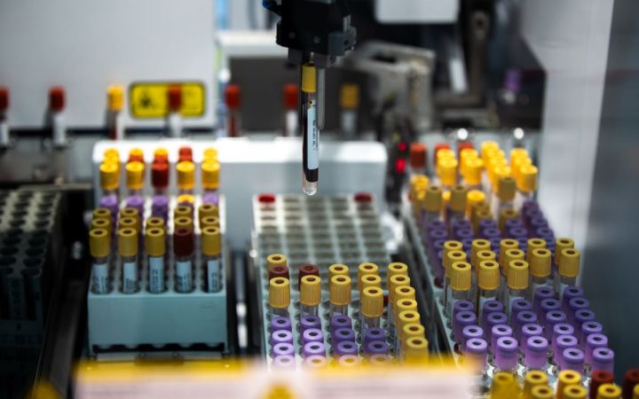 În laboratoarele inteligente de la Regina Maria pacienții români pot face noi analize/Sursa foto: Regina Maria