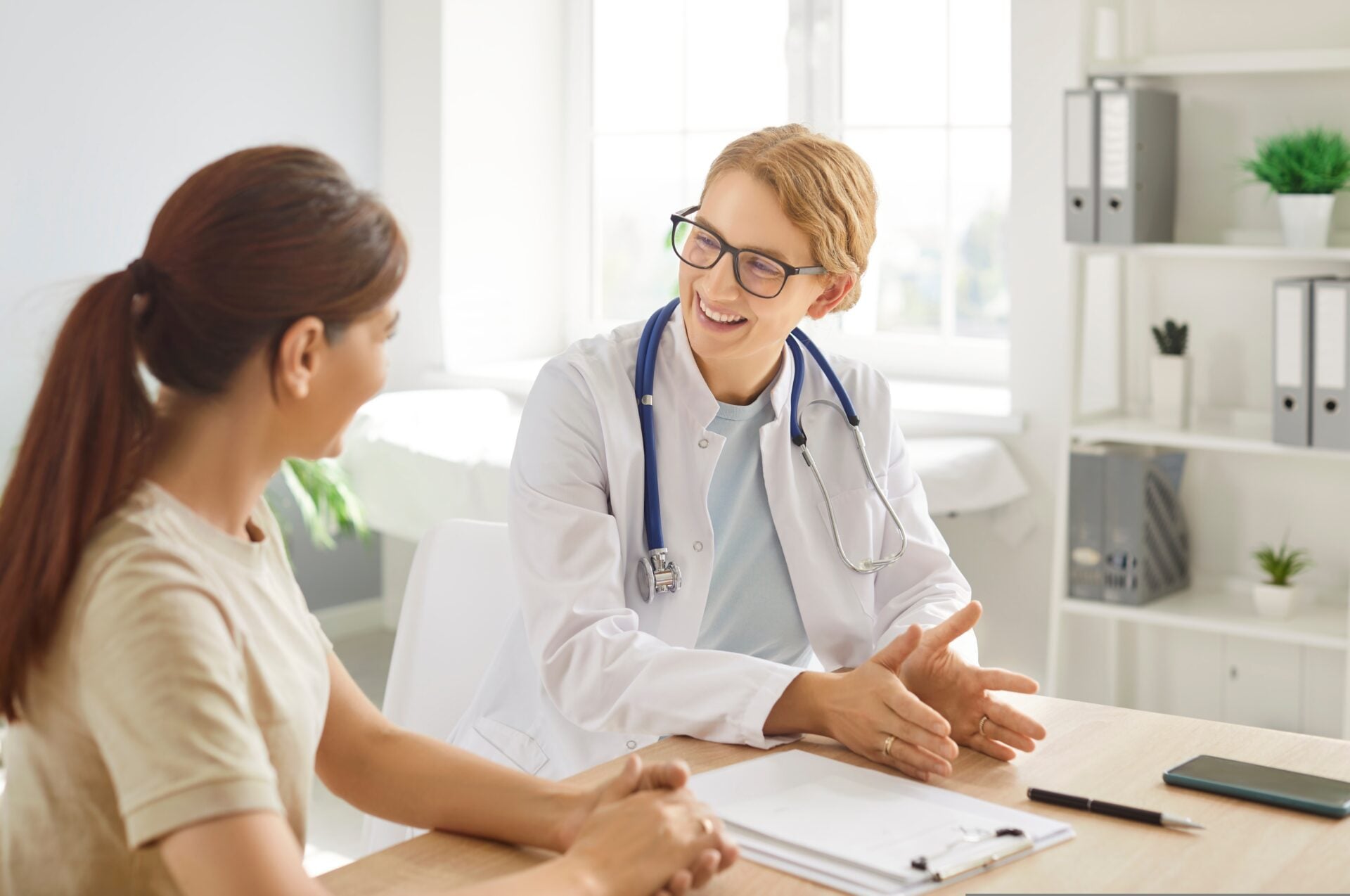 Pacienții de la Regina Maria apreciază empatia arătată de medic în timpul consultației Sursa foto: Shutterstock