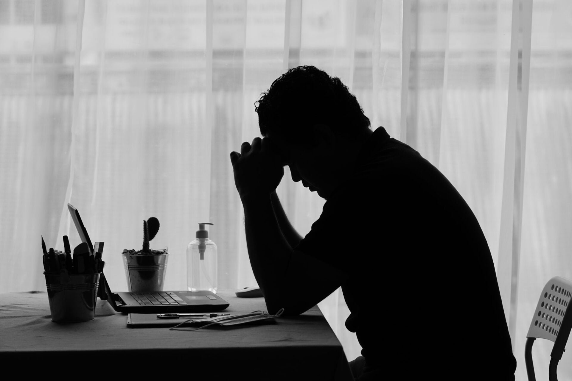 bărbat singur la birou, din cauza anturajului toxic