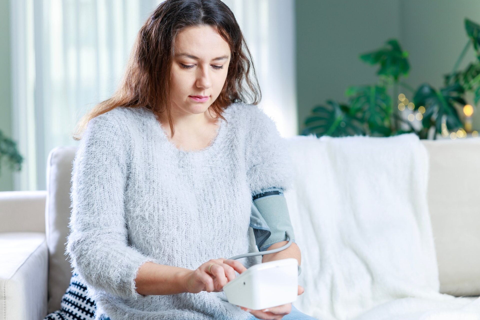 femeie peste 40 de ani care își ia tensiunea