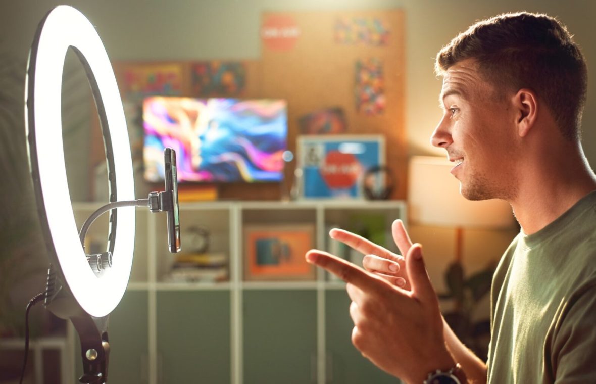 influencer tiktok face o postare cu un ring light