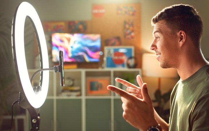 influencer tiktok face o postare cu un ring light