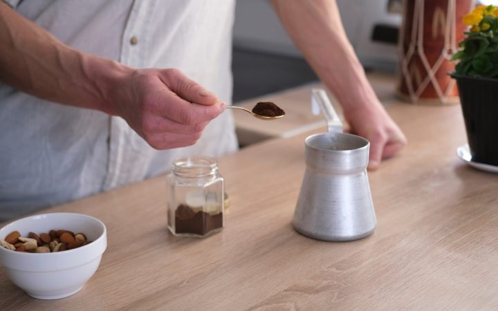 bărbat prepară cafea la ibric