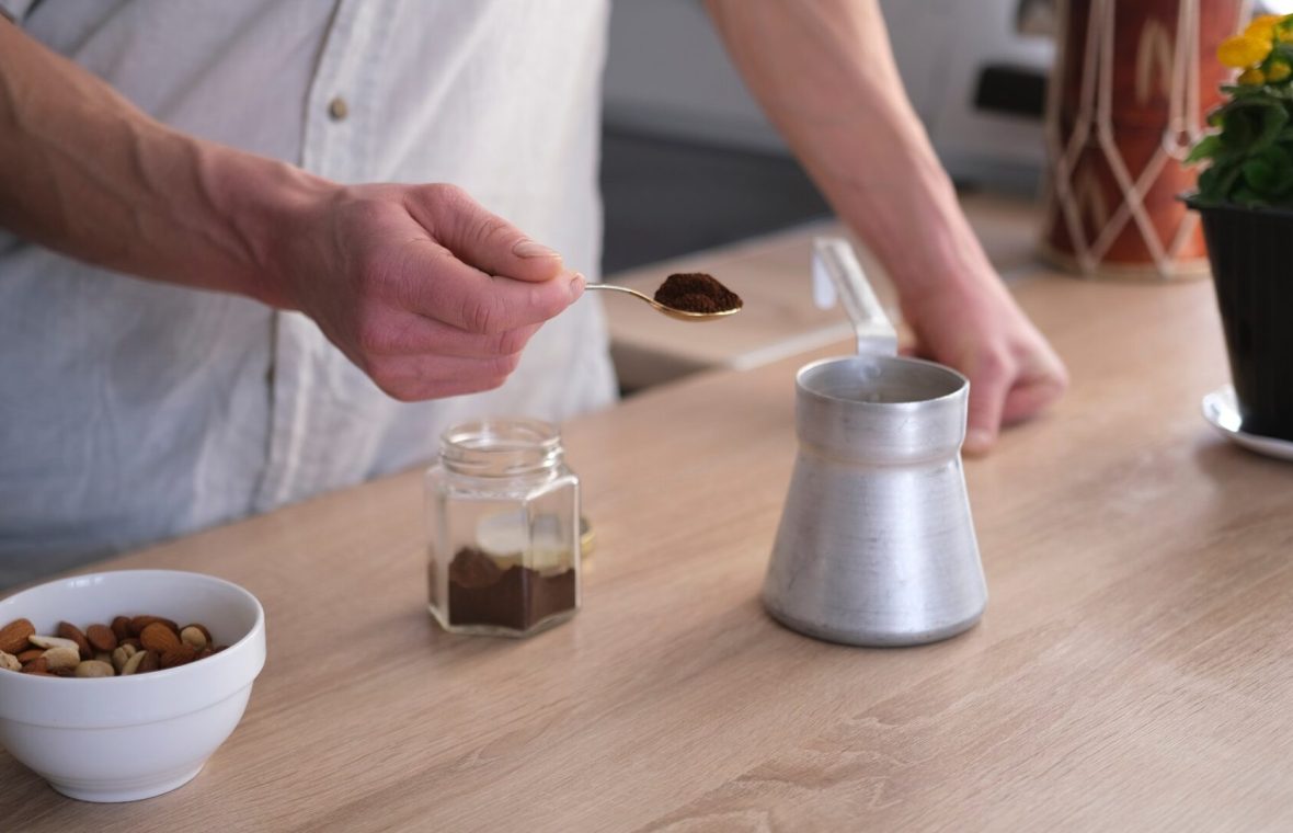 bărbat prepară cafea la ibric