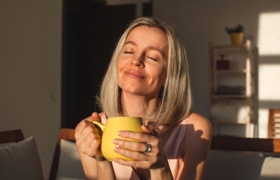 femeie fericită care bea cafea