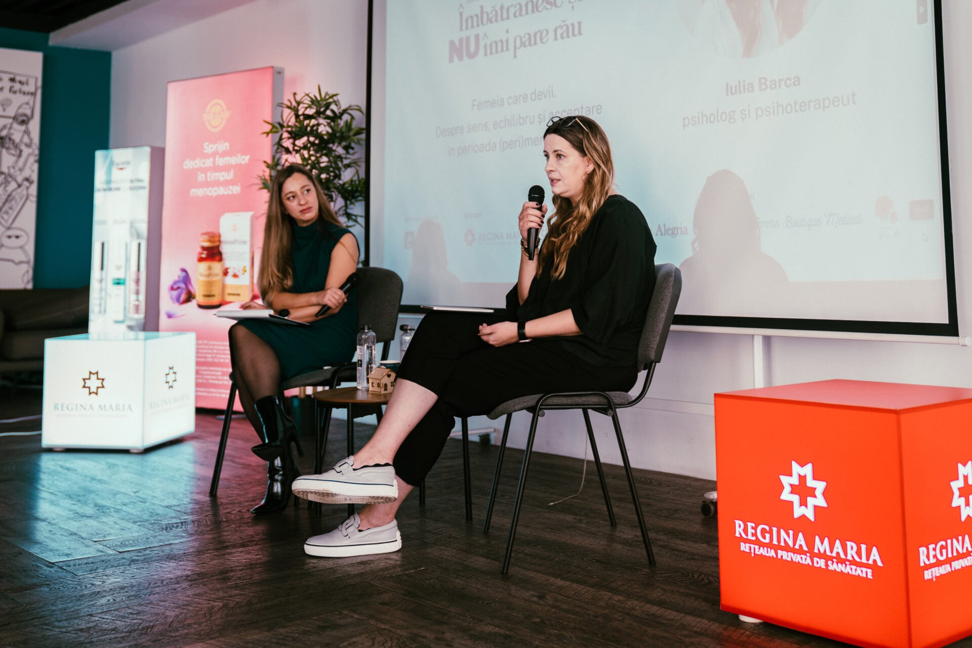 Psihologul Iulia Barca (dreapta) la conferința Îmbătrânesc și nu îmi pare rău