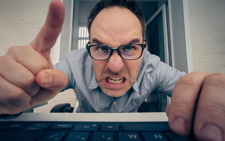 rage bait - bărbat enervat în fața calculatorului