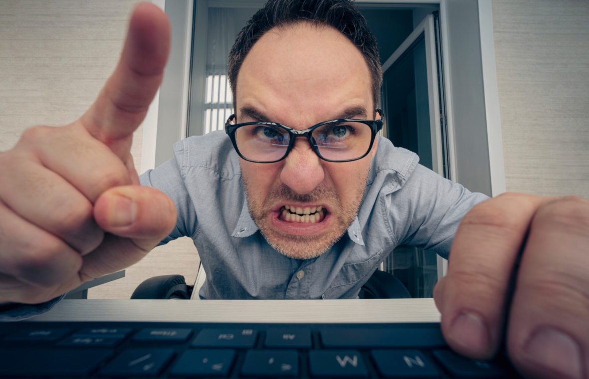 rage bait - bărbat enervat în fața calculatorului
